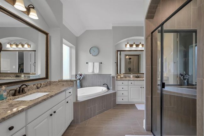 Double sinks, soaking tub & large walk in closet! | Image 28