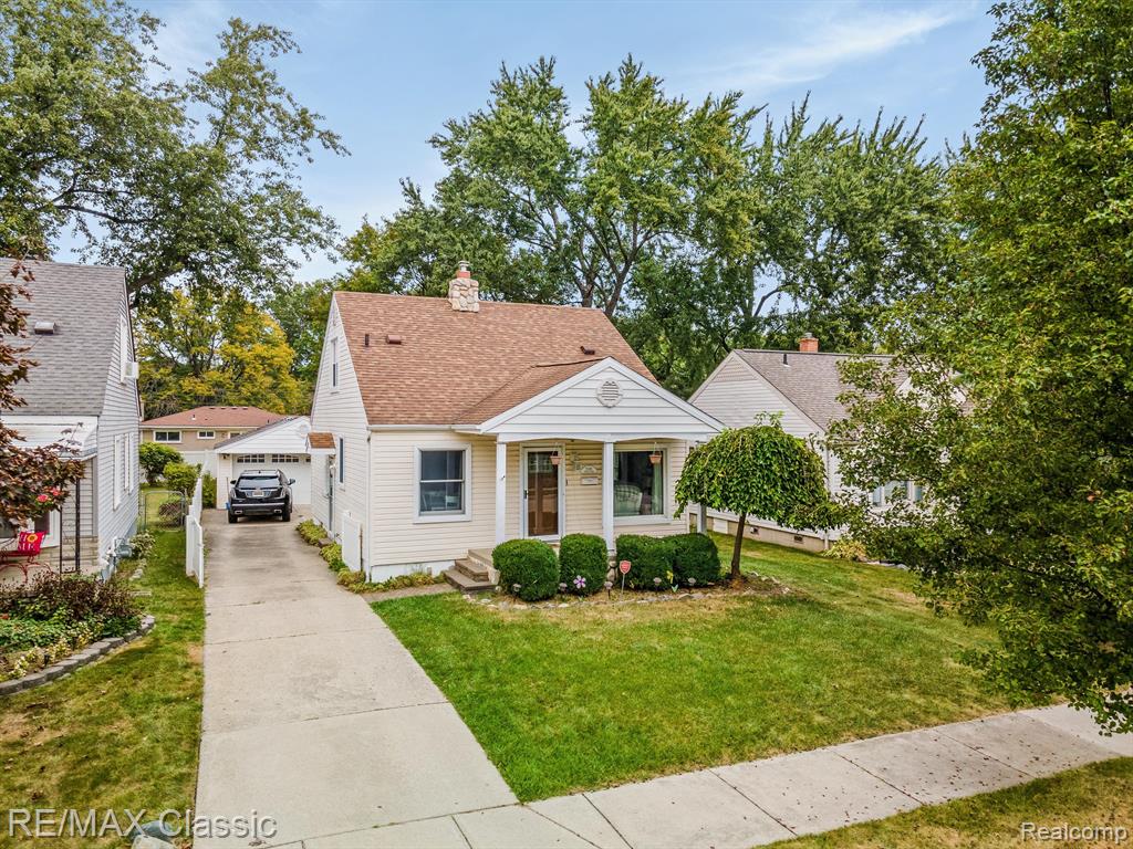 Barton St, Garden City, MI 48135