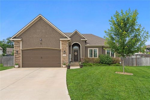 1402 Nw Red Oak Ct, Blue Springs, MO, 64029-8801 | Card Image