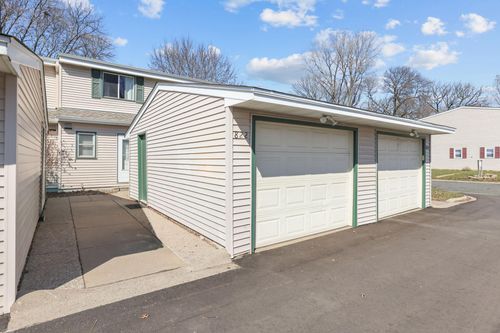 822 Woodgate Dr, Vadnais Heights, MN, 55127-3679 | Card Image