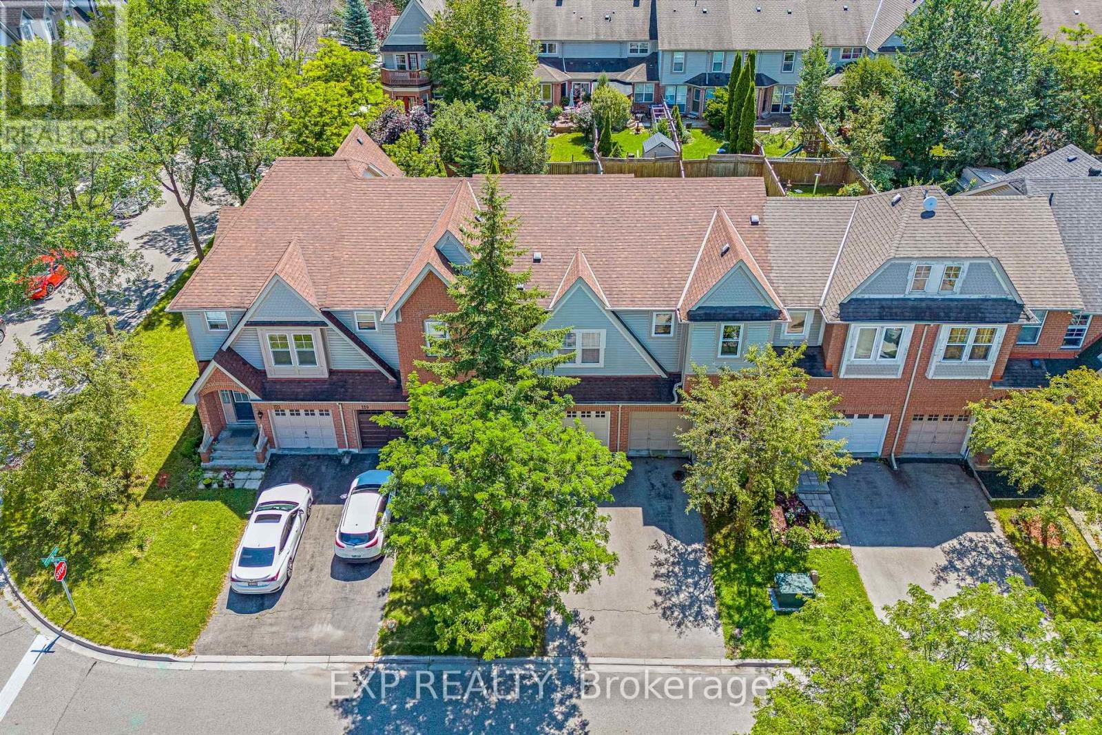 Residential Lease in Aurora (Bayview Wellington) 2