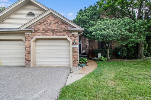 36952 Ridgedale Ct, Farmington Hills, MI, 48331-1838 | Card Image