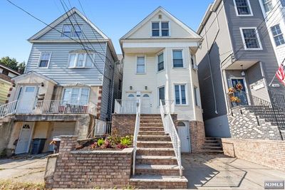 663 Avenue E, Home with 5 bedrooms, 3 bathrooms and null parking in Bayonne NJ | Image 3