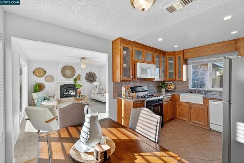 3904 Meadowbrook Cir, Pittsburg, CA, 94565-5517 | Card Image