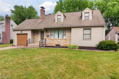 3209 Hermosa Dr, Youngstown, OH, 44511-2207 | Card Image