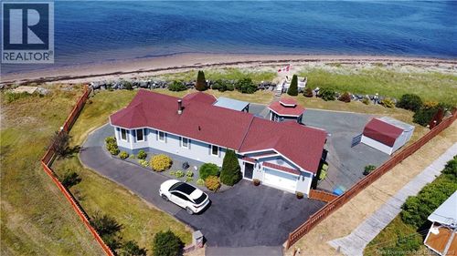 25 Bayshore Dr, House with 2 bedrooms, 2 bathrooms and null parking in Bathurst NB | Card Image