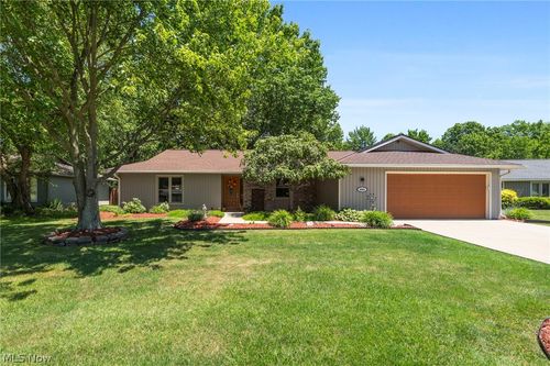 9893 Plum Brook Ln, Strongsville, OH, 44149-2132 | Card Image