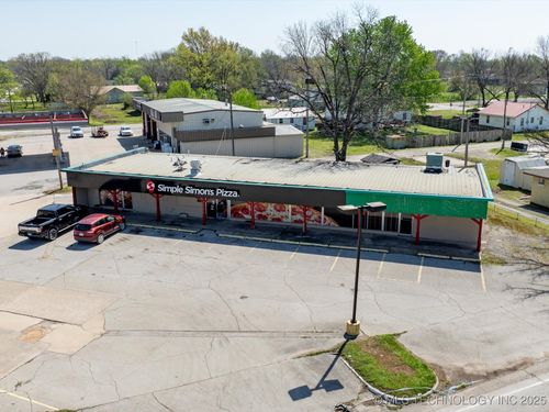 111 S Ash St, Nowata, OK, 74048-4621 | Card Image