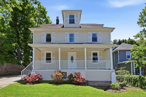12 Chester Street, Oyster Bay, NY, 11560 | Card Image