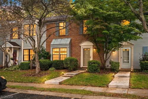 4 Pear Tree Ln, FRANKLIN PARK, NJ, 08823-1401 | Card Image