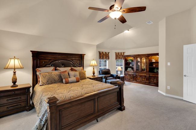 With huge sitting area | Image 17