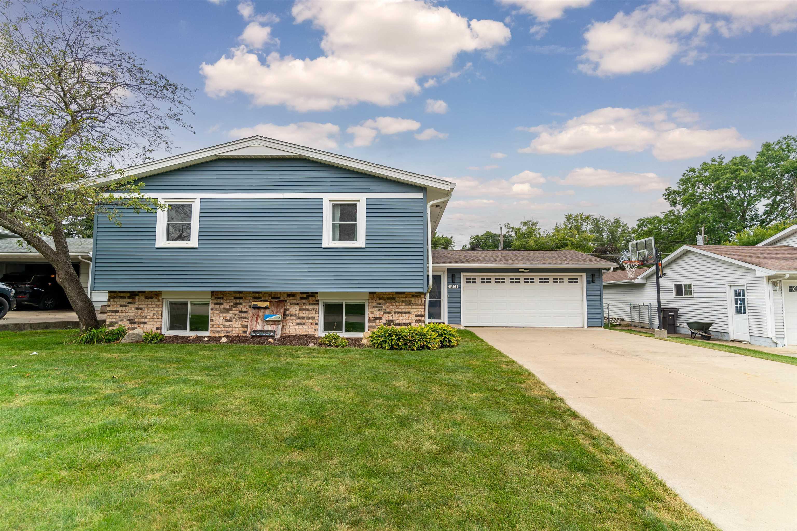 5th St, Cedar Falls, IA 50613