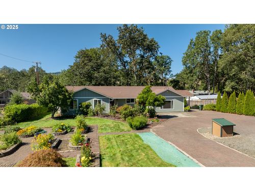 692 Echo Dr, Roseburg, OR, 97470-8474 | Card Image