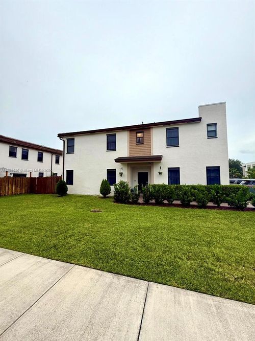 529-529 Ne 206th Ln, Miami, FL, 33179-3589 | Card Image