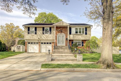 55 Duncan Dr W, Westbury, NY, 11590-1427 | Card Image
