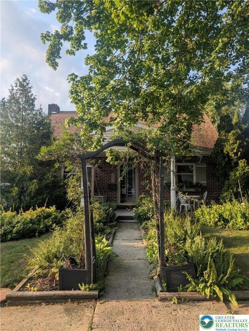 113 Dell St, Emmaus, PA, 18049-3109 | Card Image