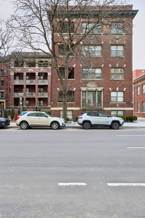 8-7409 2nd Ave, Detroit, MI, 48202-2700 | Card Image