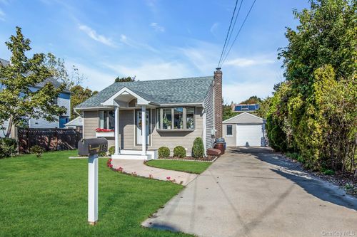 105 16th St, West Babylon, NY, 11704-2713 | Card Image