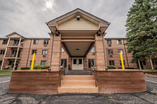530 N Silverbrook Dr, West Bend, WI, 53090-2411 | Card Image