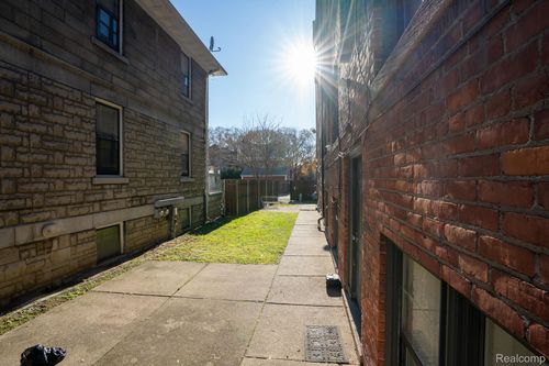 30-102-7750 3rd St, Detroit, MI, 48202-2454 | Card Image