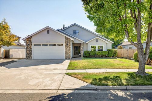 2033 Fallen Leaf Dr, Medford, OR, 97501-8182 | Card Image