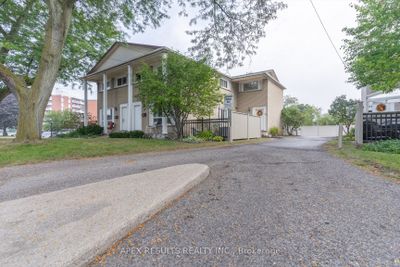 3 - 23 Woodman Dr S, Condo with 3 bedrooms, 2 bathrooms and 2 parking in Hamilton ON | Image 2