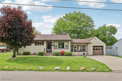 586 Jefferson Ave, Barberton, OH, 44203-2950 | Card Image