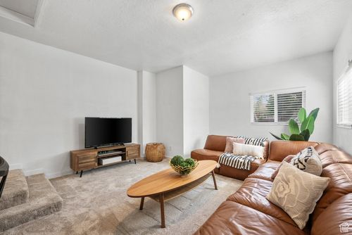 4371 200, Washington Terrace, UT, 84405-5624 | Card Image