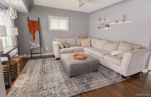 823 Southwood Dr, Fenton, MI, 48430-1470 | Card Image