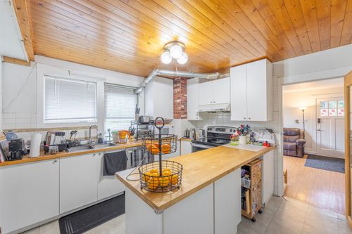 634 Rochester Ave, Coquitlam, BC, V3K2V7 | Card Image