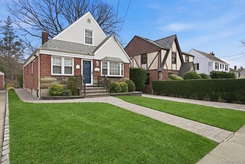 175 Locust St, Floral Park, NY, 11001-3305 | Card Image