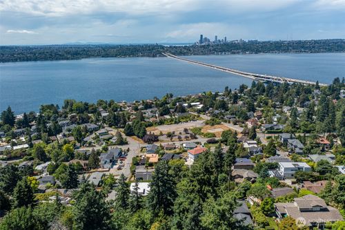 28 XX 68th Ave Se, Mercer Island, WA, 98040 | Card Image