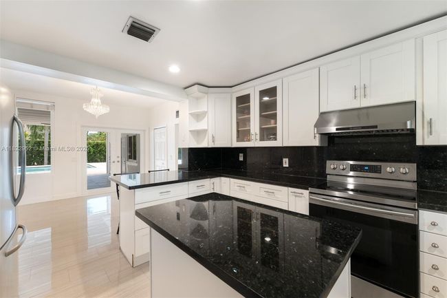 12525 Sw 72 Nd Ave, House other with 5 bedrooms, 4 bathrooms and null parking in Pinecrest FL | Image 13