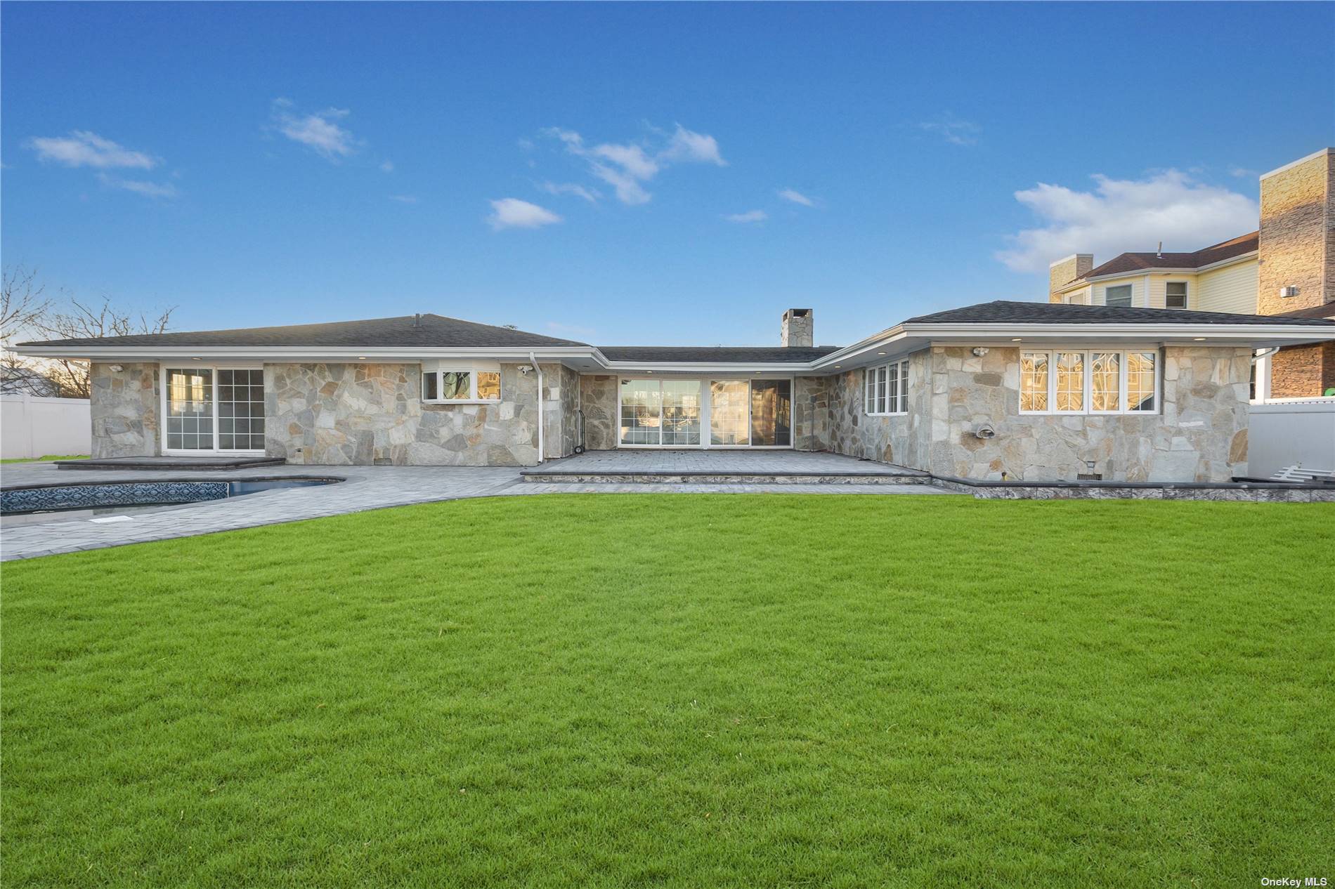 324 Clocks Boulevard, Sold in Massapequa Zoocasa