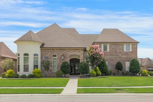 105 Quiet Oaks Dr, Youngsville, LA, 70592-5777 | Card Image