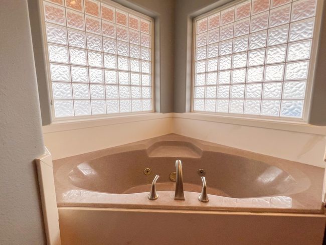 Master bathroom tub | Image 10