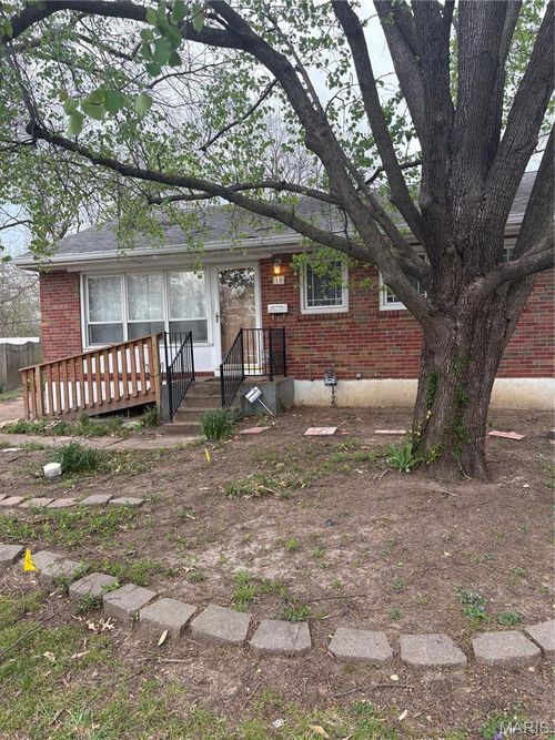 10 Regina Ct, Florissant, MO, 63031-6801 | Card Image