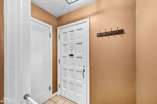 1857 Roslyn Rd, Grosse Pointe Woods, MI, 48236-1012 | Card Image