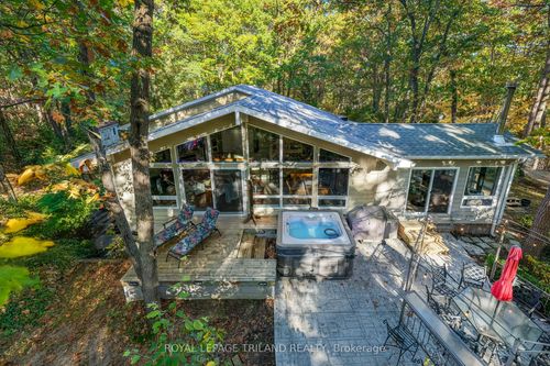 10092 Lakeshore Rd, Grand Bend, ON, N0M1T0 | Card Image