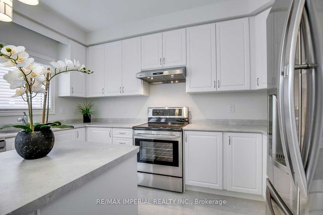 423 George Ryan Ave, House attached with 3 bedrooms, 3 bathrooms and 1 parking in Oakville ON | Image 9