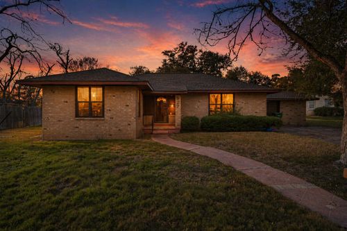 927 E Walnut St, La Grange, TX, 78945-2943 | Card Image