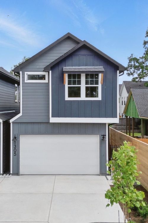 1305 Amundsen St, Houston, TX, 77009-3401 | Card Image