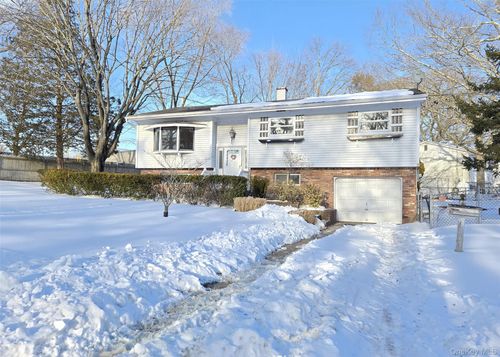 19 University Dr, Ronkonkoma, NY, 11779-1904 | Card Image