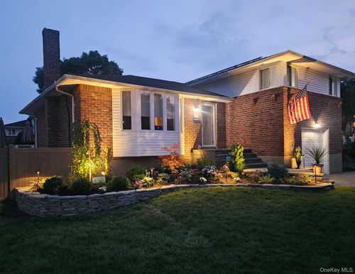 129 Stephen St, Levittown, NY, 11756-1722 | Card Image