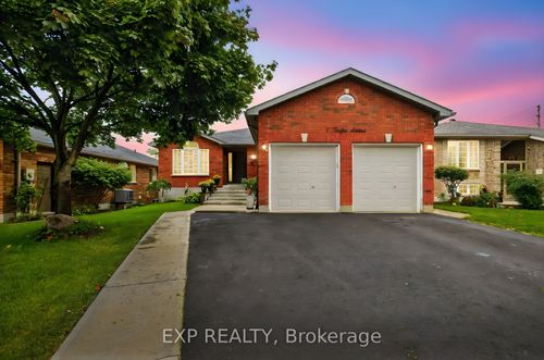 7 Pacific Ave, Barrie, ON, L4M7E7 | Card Image