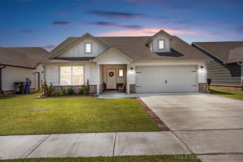 1813 E Van Buren Pl, Broken Arrow, OK, 74011-2508 | Card Image