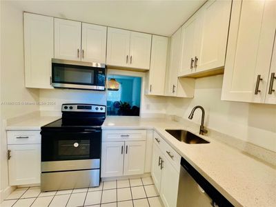 210 - 301 Cambridge Rd, Condo with 1 bedrooms, 1 bathrooms and null parking in Hollywood FL | Image 2