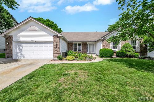 1828 Chateau Du Mont Dr, Florissant, MO, 63031-1051 | Card Image