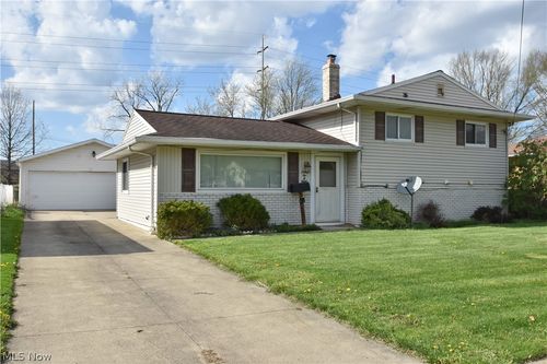 6208 Sylvia Dr, Brook Park, OH, 44142-1423 | Card Image