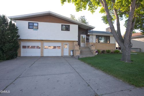 1402 Central Dr, Mandan, ND, 58554-1929 | Card Image